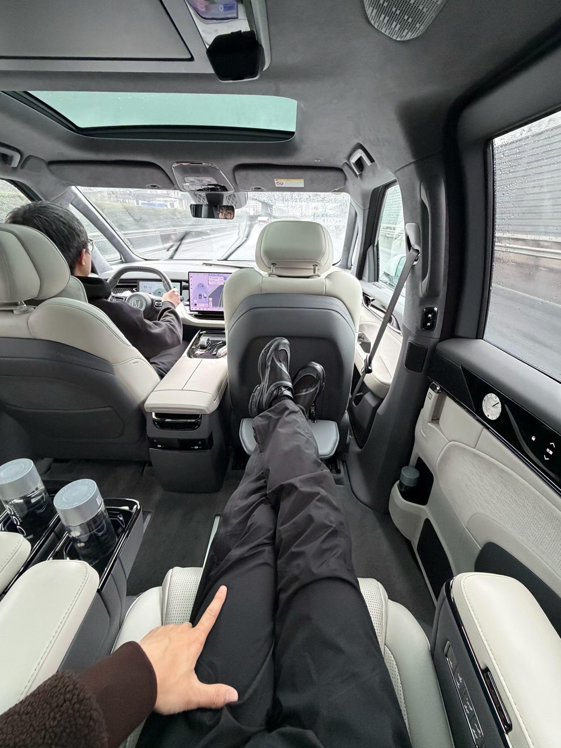 高速极氪009隔音真的不错，运动模式比舒适模式让人感到更舒服，舒适模式过滤了太多