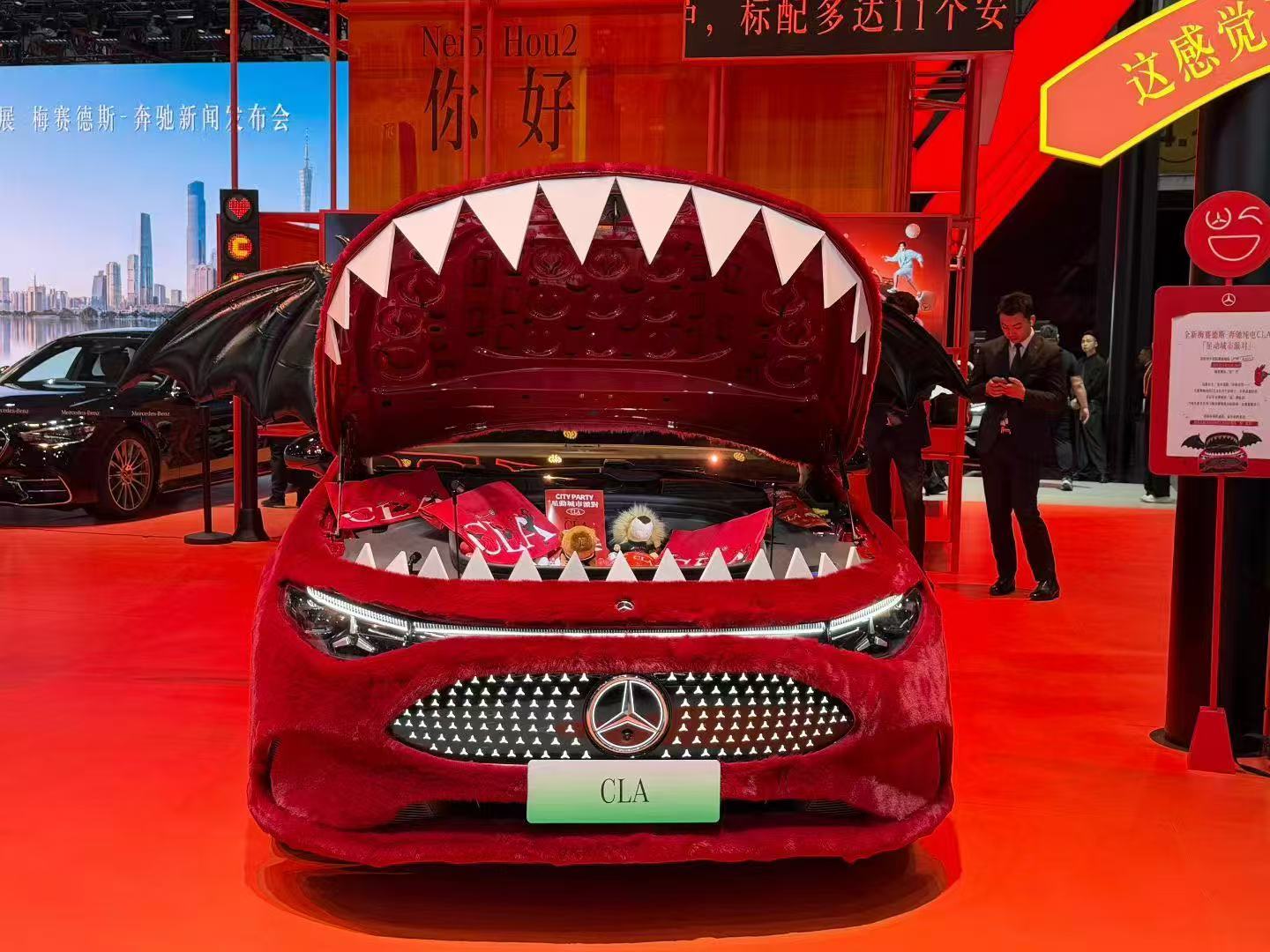 一个脆齿鲨，一个牛魔王，奔驰展台玩上cosplay了