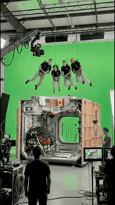 以前:我们仰头用滤镜看人家美国！现在:我们低头拿放大镜盯着美国干什么？你猜猜