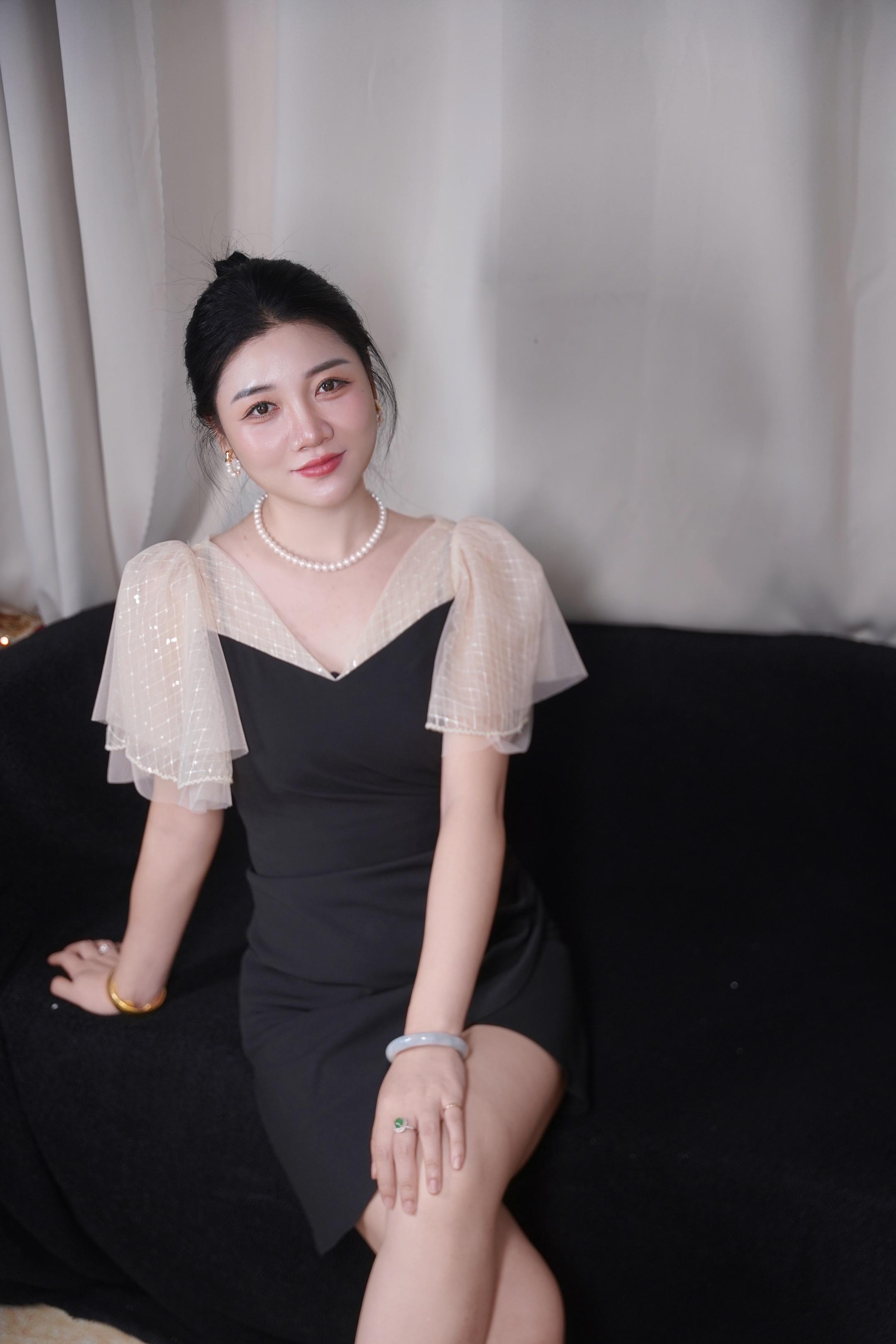 抓嫂子来做模特，压箱底的裙子都给我掏出来了……