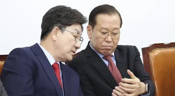 韩国政坛大地震：两大佬被逼退党！韩国政坛炸锅了！安哲秀带