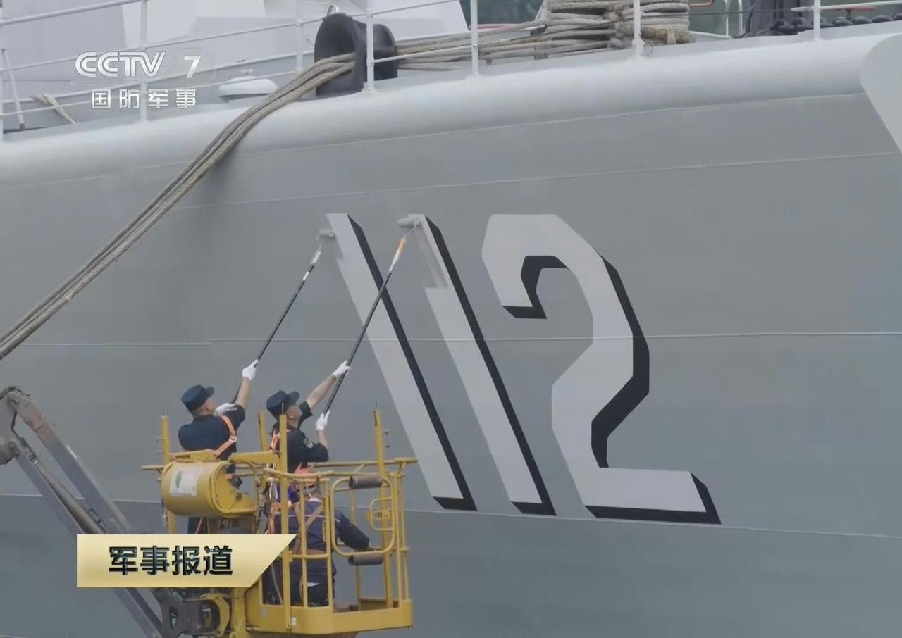 在青岛港口，刚退出现役的052型哈尔滨号导弹驱逐舰，擦除了舰身上的舷号。然后解缆