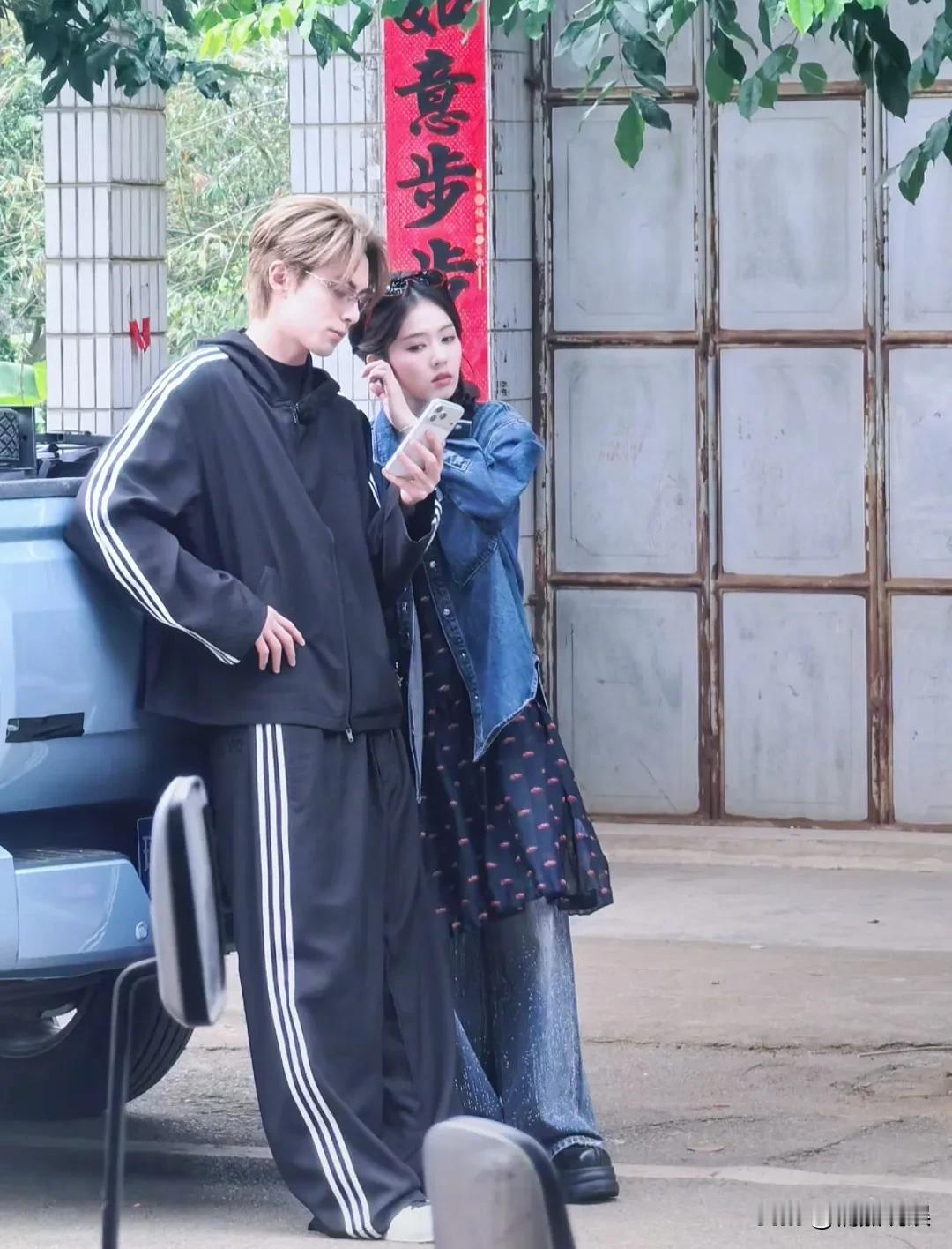 不得不说，明星和路人还是有壁垒的，不是一个图层！白鹿和王鹤棣在海南录综艺，王鹤