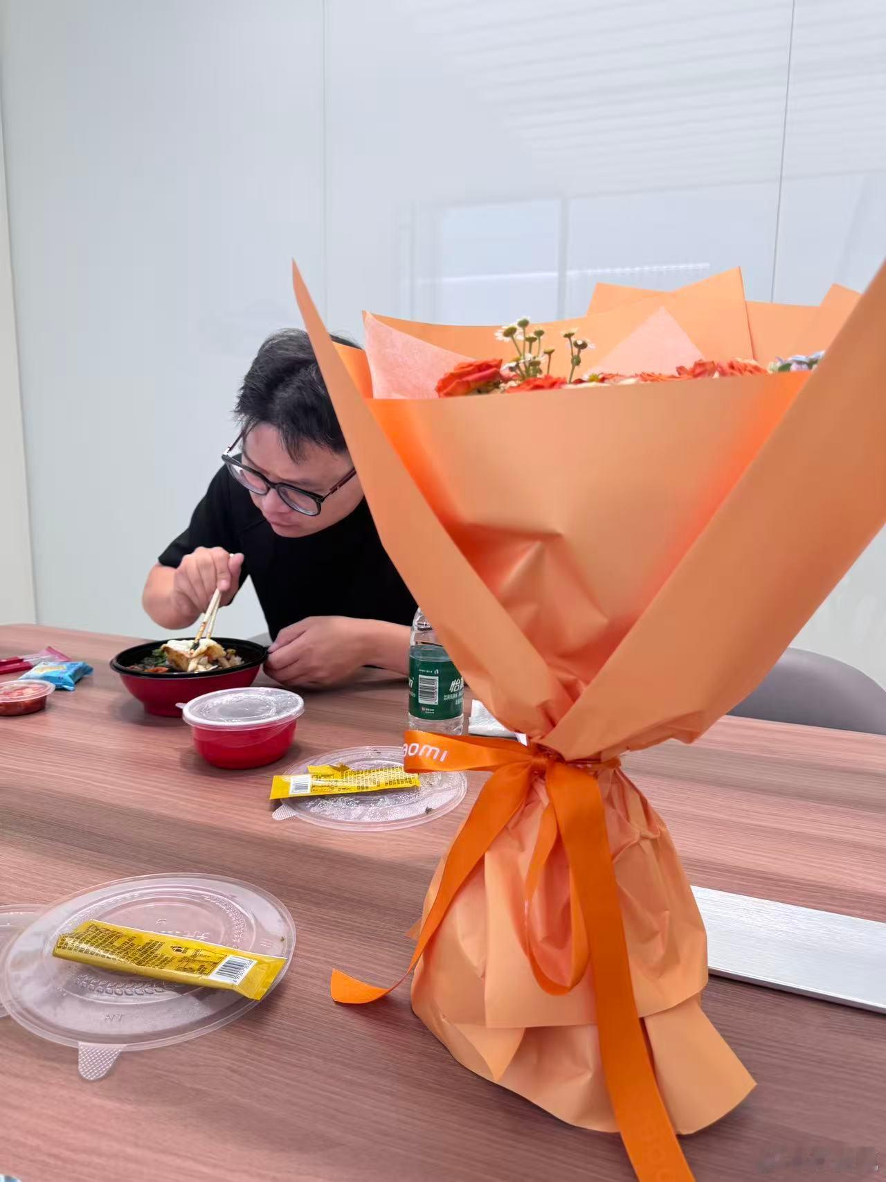 虽然雷总转发了，但还是忍不住想吐槽一下小米，督促他们进步。前两天陪去提yu7，小
