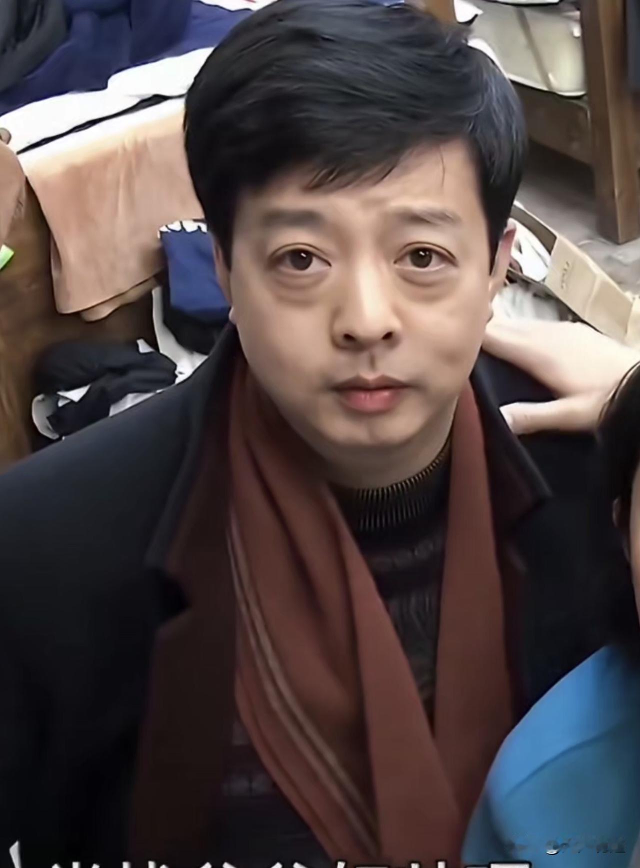 肖战老爸的眼睛比肖战还要大，都中老年了，脸上还有那种“萌萌哒”的气质！