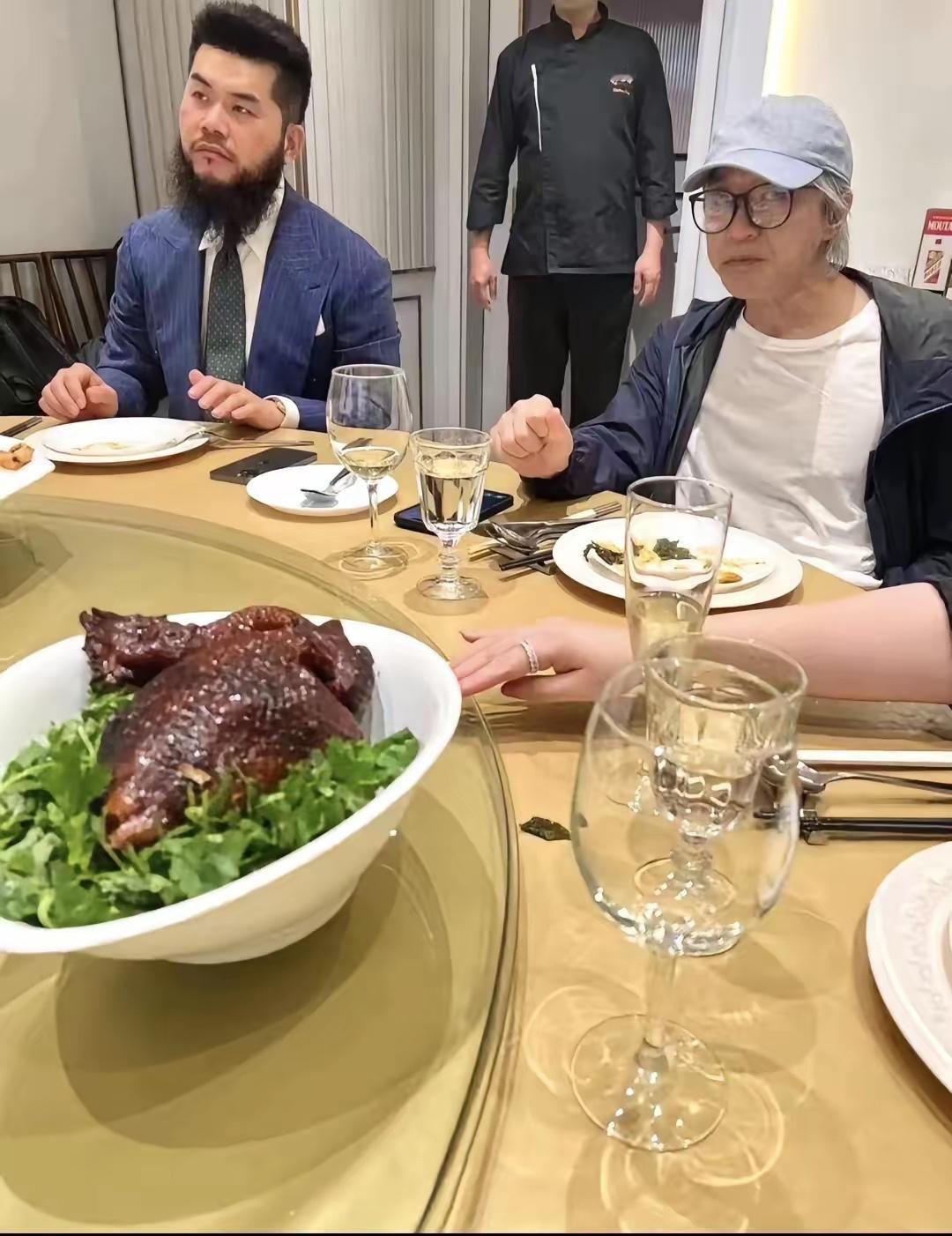 见过不少身价过亿的人在酒局上推杯换盏，唯独周星驰的饭局，永远有个格格不入的细节—
