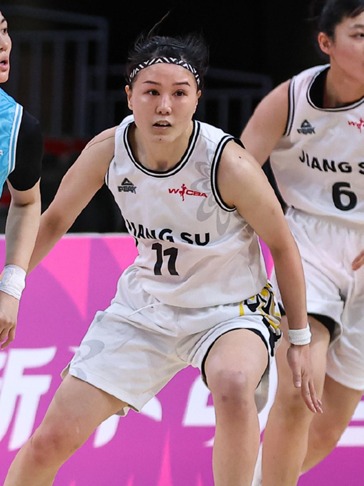 江苏女篮胡鑫雨是逐步的在走下坡路我说这个话，是因为我通过中国篮球协会官网的个