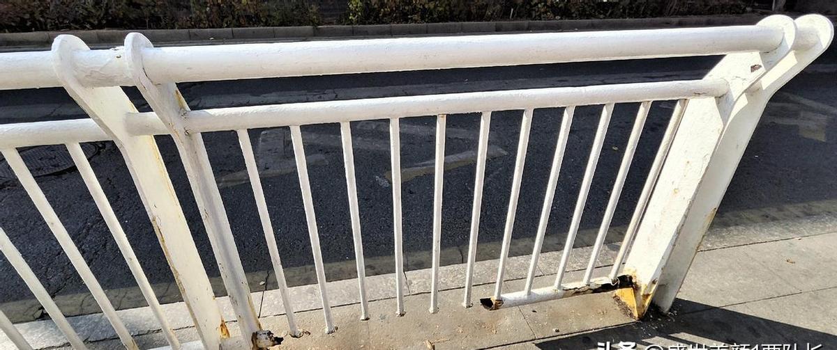 站台护栏锈得跟老铁皮一样，一碰就晃，游客挤着等车，真怕它突然散架。乌鲁木齐正在