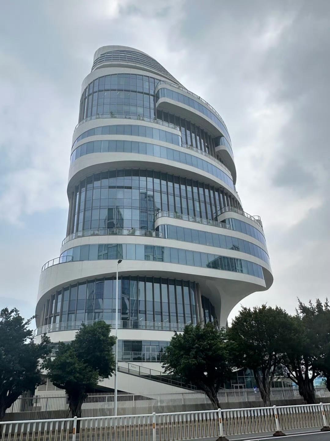 福州igg大厦最新现状，虽然已建成许久，但相比最终效果图，大厦外围的绿植依旧了