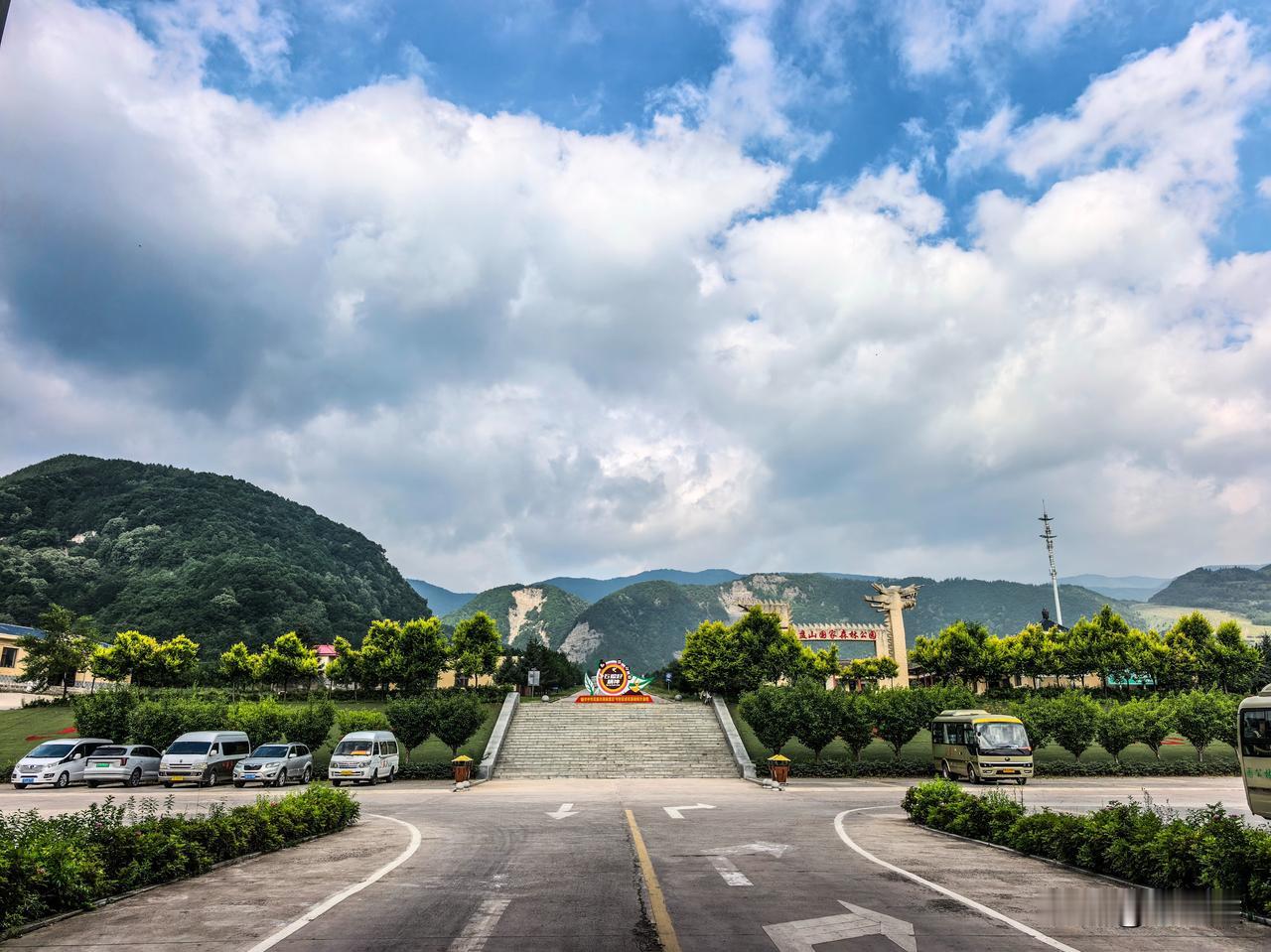 AAAA级的旅游风景区六盘山国家森林公园，核心景点其实是一条沟——小南川，人称“