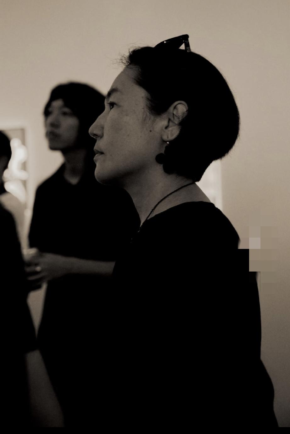 近日，窦唯前妻高原现身北京798艺术馆助阵女儿画展，她与王菲同龄，气质体态都比不