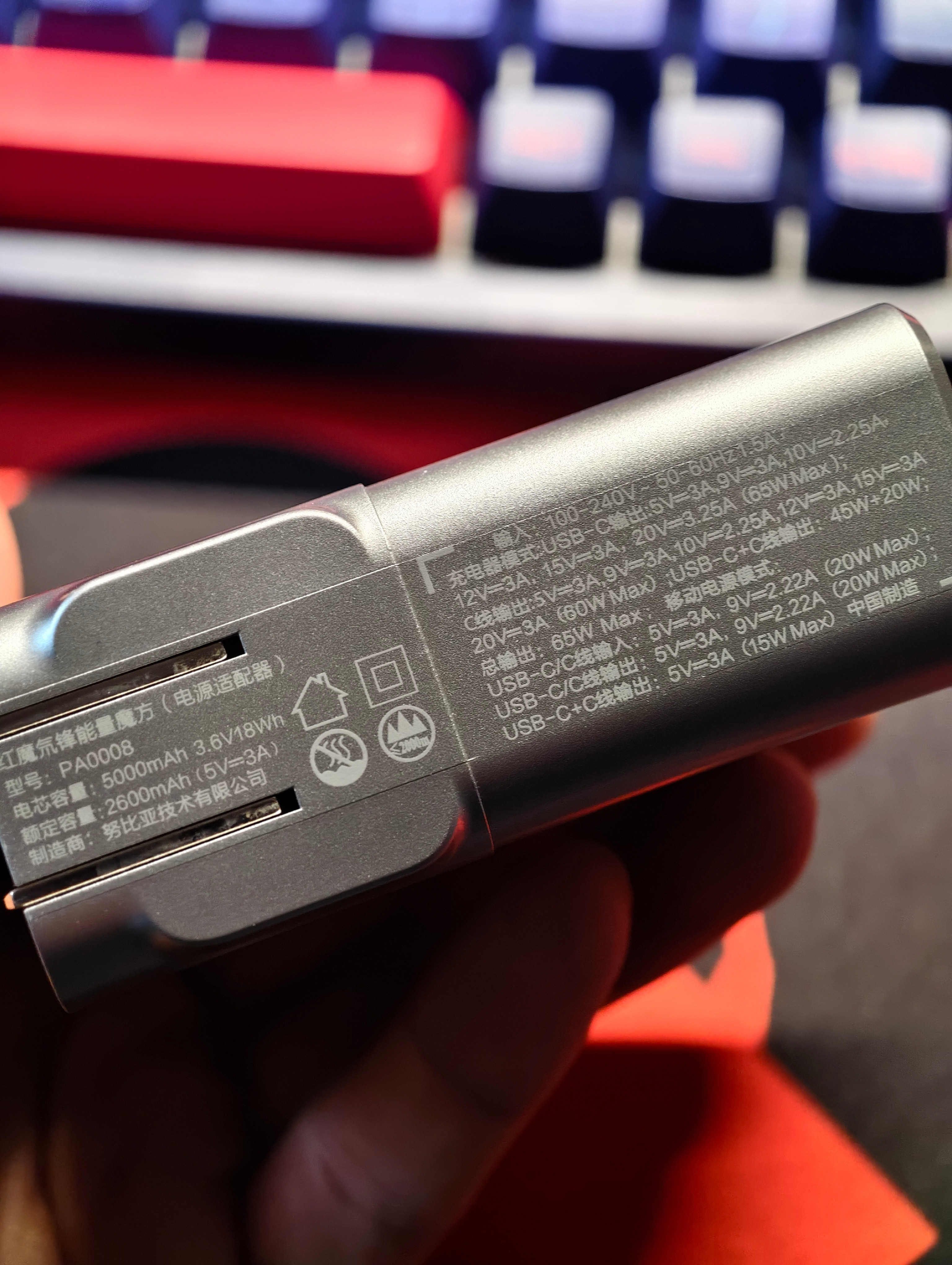 飞韩国的航班行李架起火前两天在机场过安检，老哥说：你这个充电宝没3C呀。我那天早