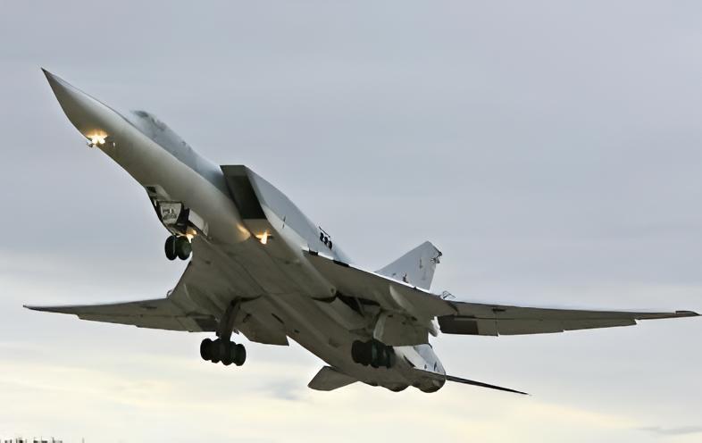 俄罗斯图-22M“逆火”轰炸机图-22M是苏联图波列夫设计局研发的长程战略轰炸机