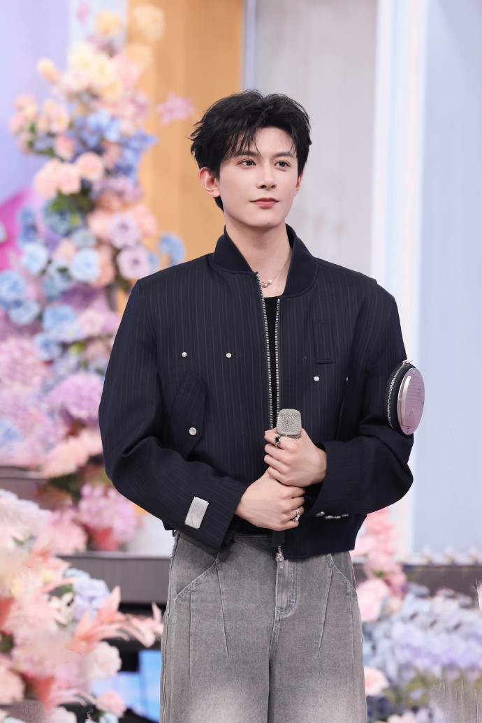 1.白鹿接下来香缇卡的代言会升title，至于进组的话有一部现代职场剧在接触中了