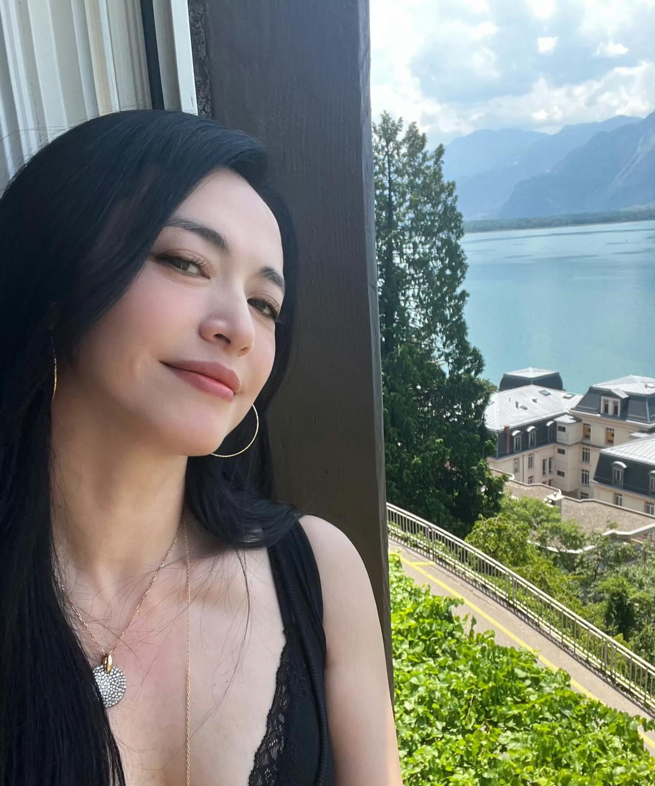 姚晨瑞士度假，穿大领口背心露黑色蕾丝Bra，她美得好醒目……姚晨的皮肤太好了，
