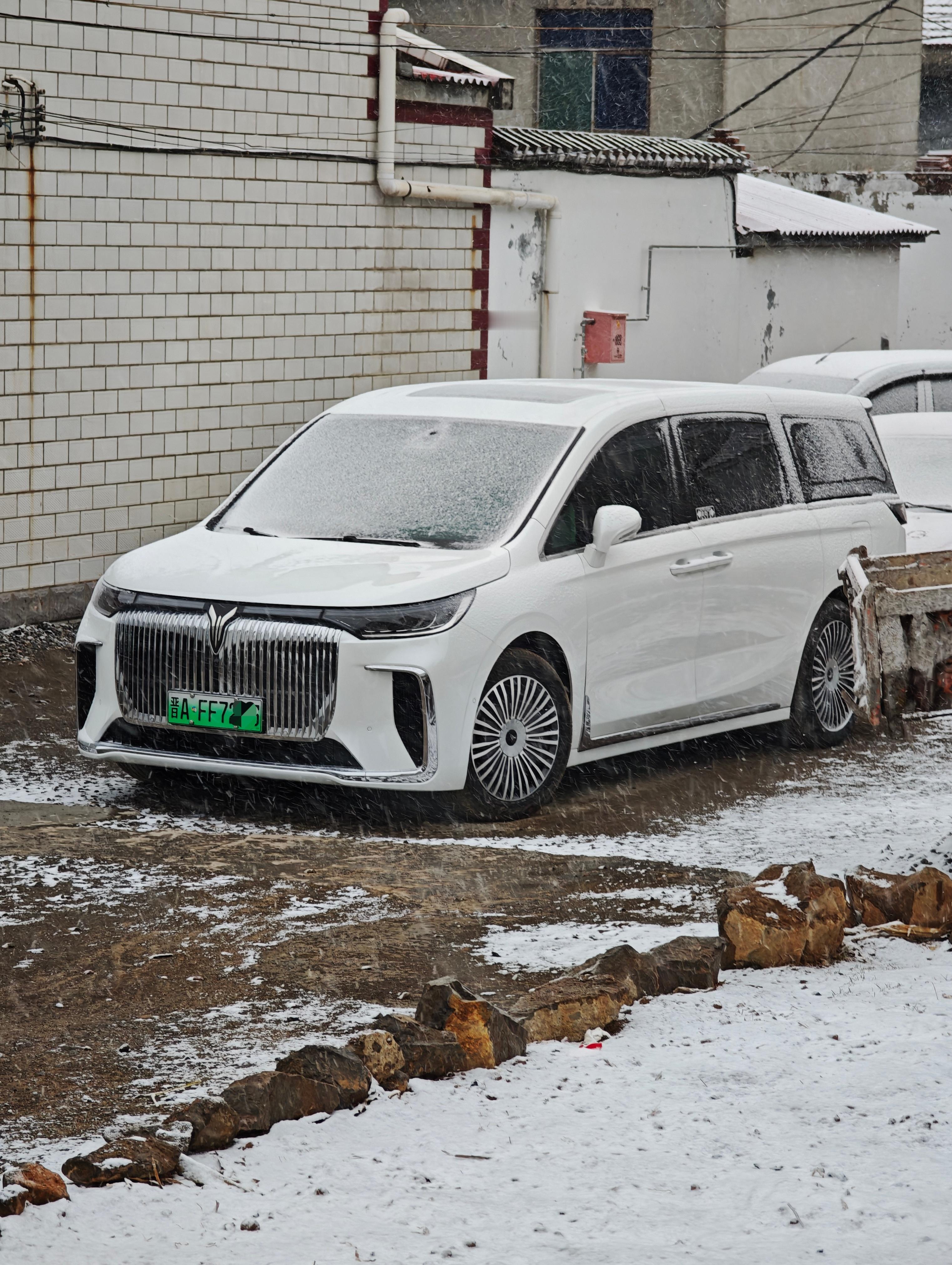 昨天23度热的出汗，今天直接来了场小小的风雪河南下雪
