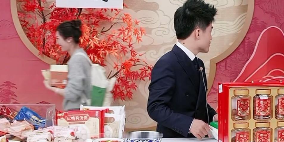 董宇辉直播间，盼盼为了抢样品，快到走出残影。这不是演戏，是真抢。董董慢了一步
