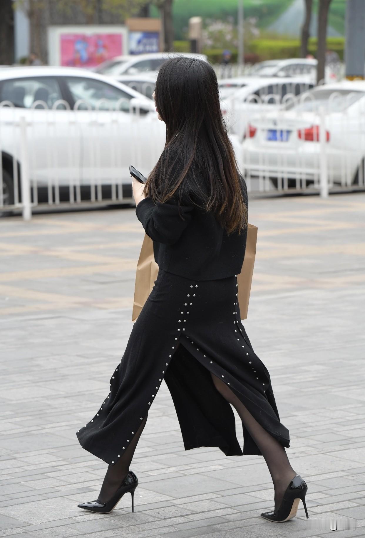 如何穿搭才能展现气质和高贵?优雅黑裙搭配高跟鞋，尽显都市女性魅力！