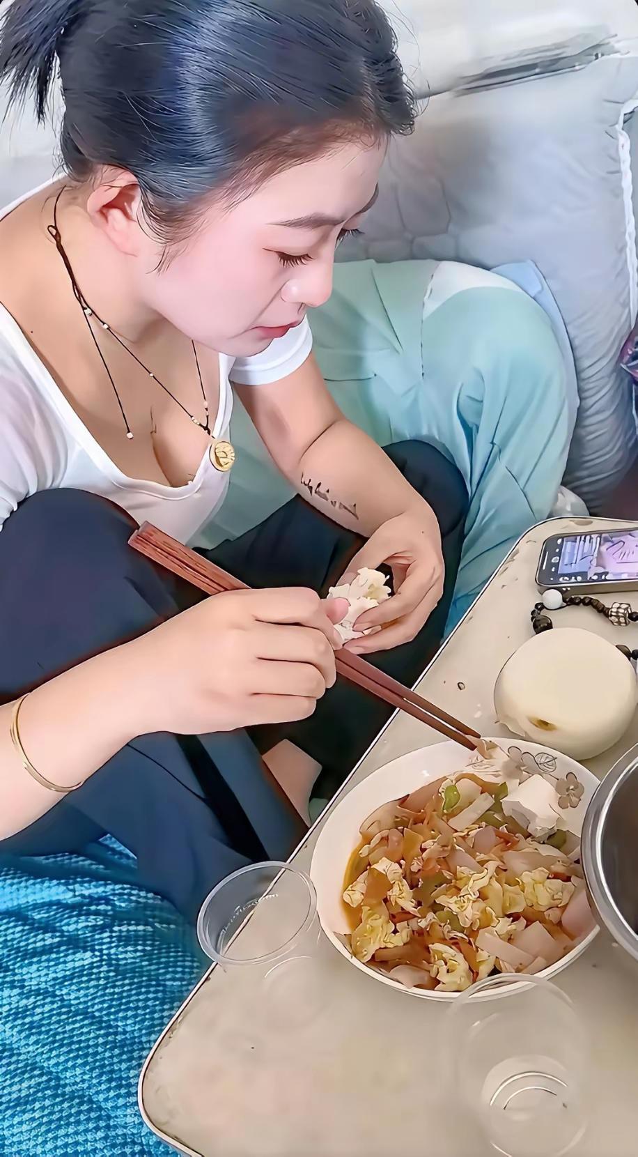 今天睌上又是一个人吃饭一个人睡觉我生气了有没有暖被窝的顺变带俩个小菜我