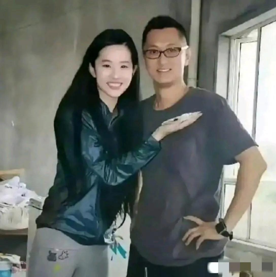 画面中24岁的刘亦菲黑发如瀑，笑容如露，素齿如贝，浅淡春山，皮肤润泽，但衣着土气