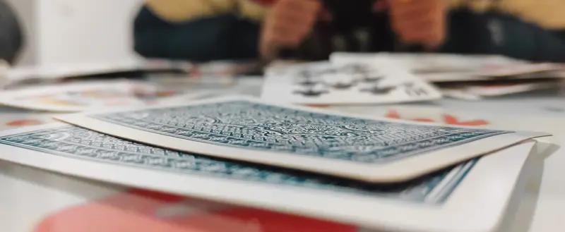 打麻将，手气背的时候，别硬撑。牌不走，不是你不会打，是老天在给你喘气。职业选