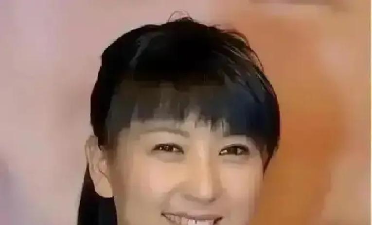 50万直播刚下播，角色没了横店最新通报，闫学晶被换。原因是拍古装戏时偷偷开