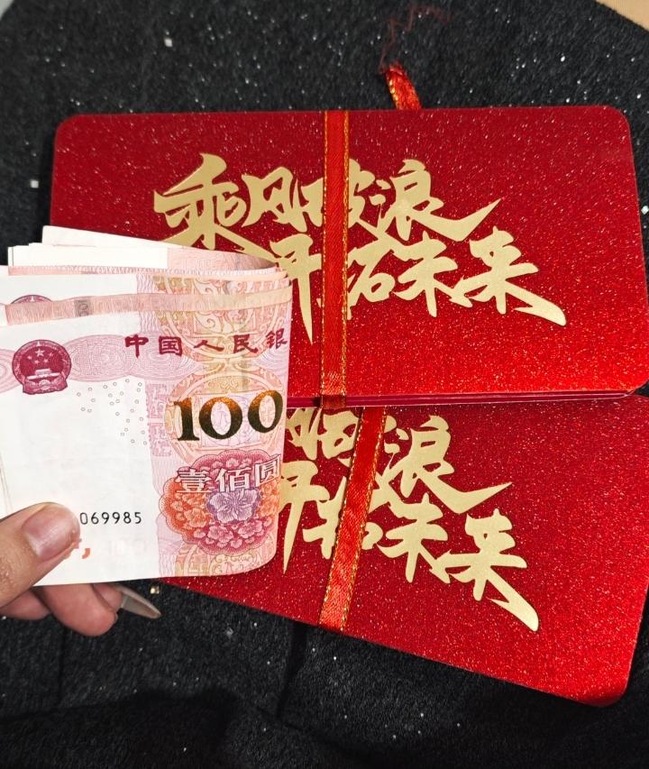 今天下午下班后，和一个同事（小王）相约去了另一个同事柴姐家。因为柴姐的儿子周六要