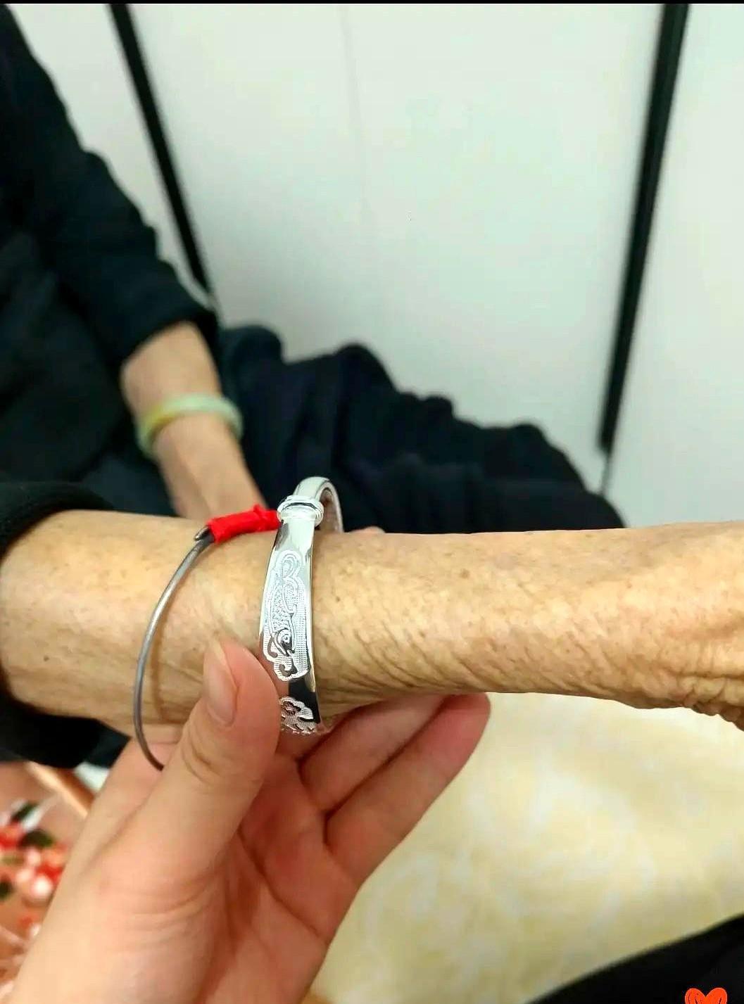 气死我了！给老妈买的4万大金镯子不翼而飞！前阵子花大价钱买了40多克金镯尽孝