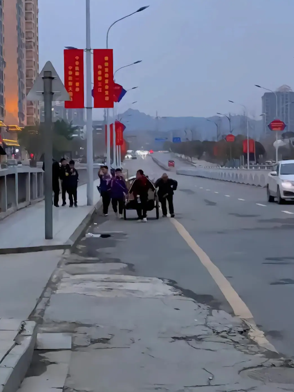 一百多年过去了，学生依旧站在劳动人民一边