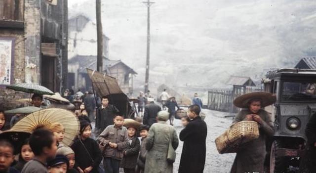 1945年的昆明，12岁的中国小女孩被美国士兵开车撞死，却只赔偿了26美元。女孩