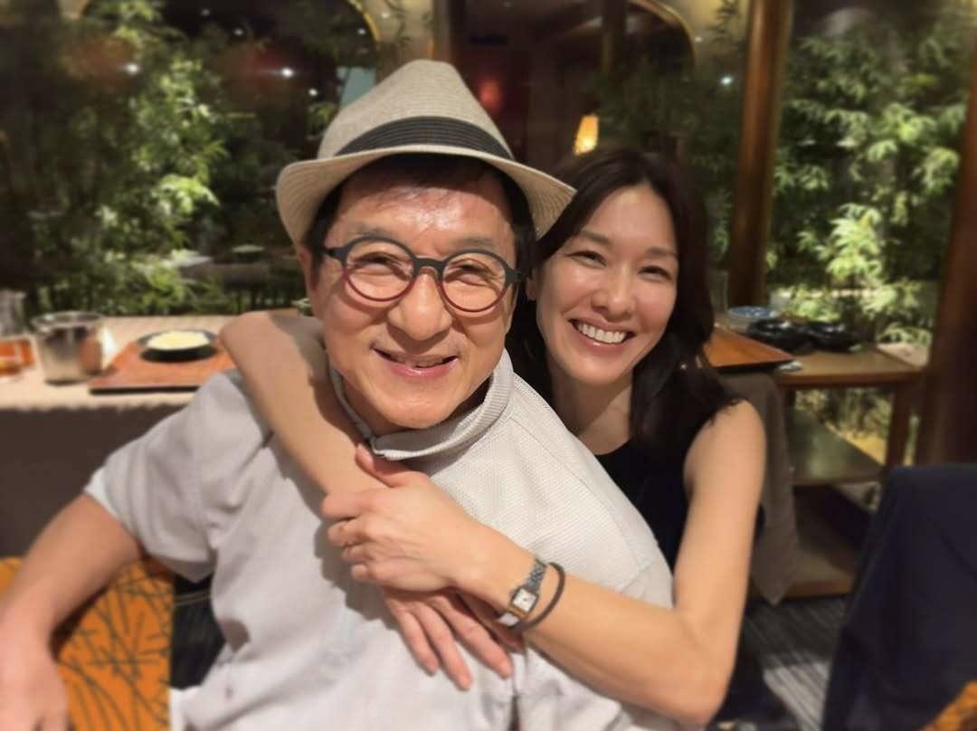 成龙和日本女星山本未来开心聚餐，两人时隔28年重逢，完全没有变得生疏，互动依然好