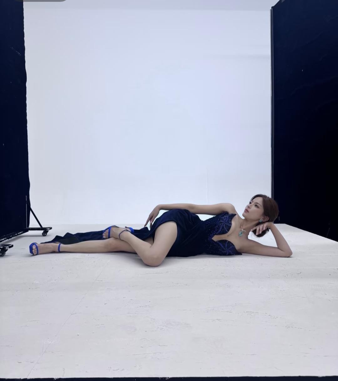 虽然大长腿很美，但我还是喜欢看你的脚。