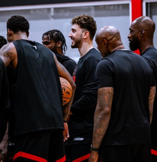 火箭队不管本赛季的季后赛战绩如何，他们现在最大的问题，其实并不是本赛季表现不好，