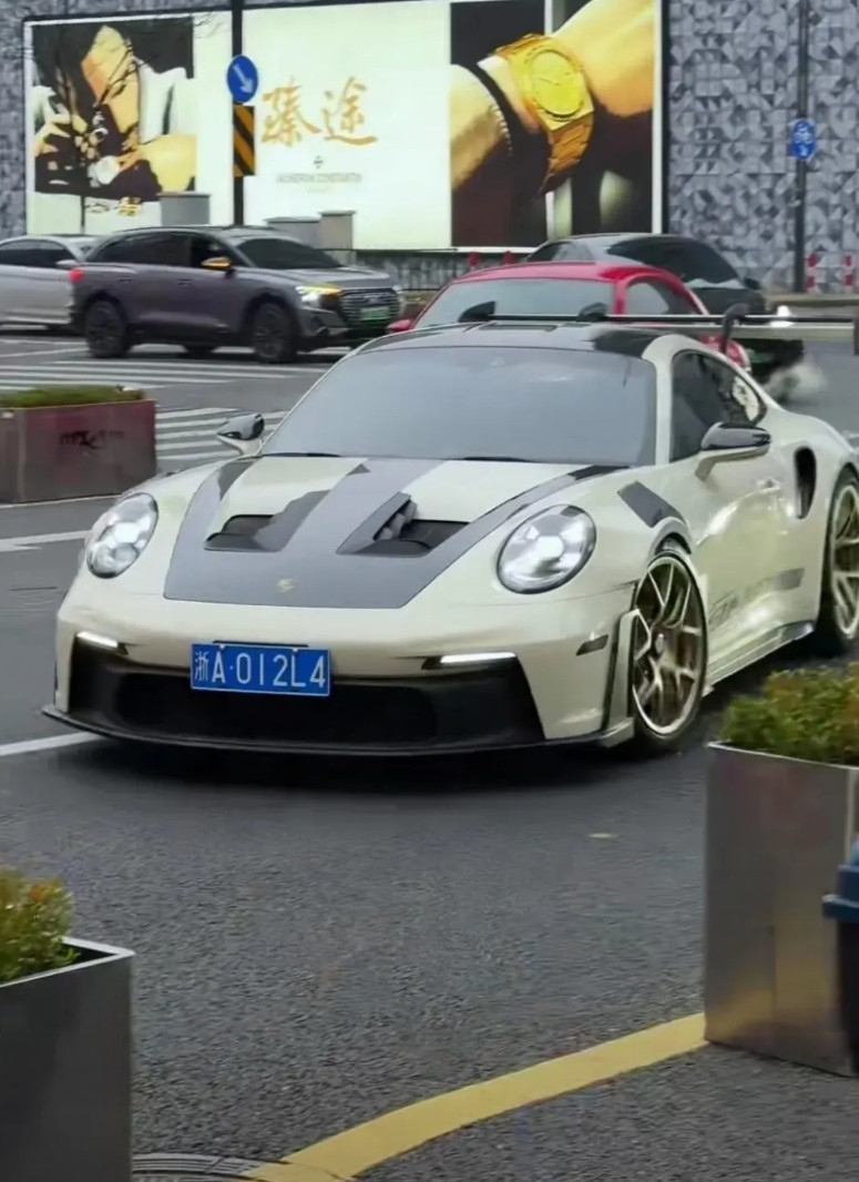 两款挖孔，终于要开始同台竞技了！图一，是保时捷911的GT2RS，它是保