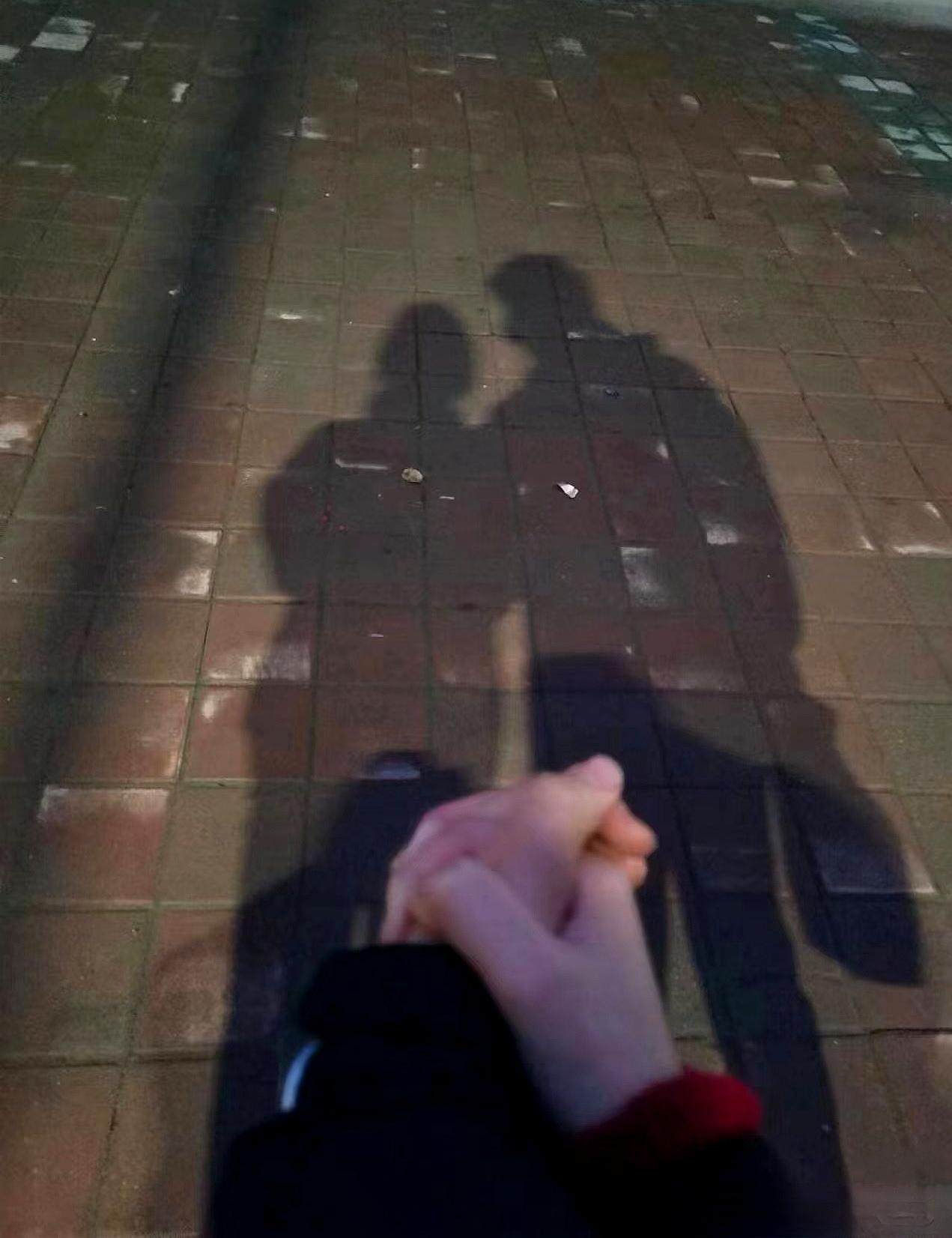 两对学生早恋，表妹把他们的家长分别请来。万没想到家长们的表现千差万别，让表妹哭笑