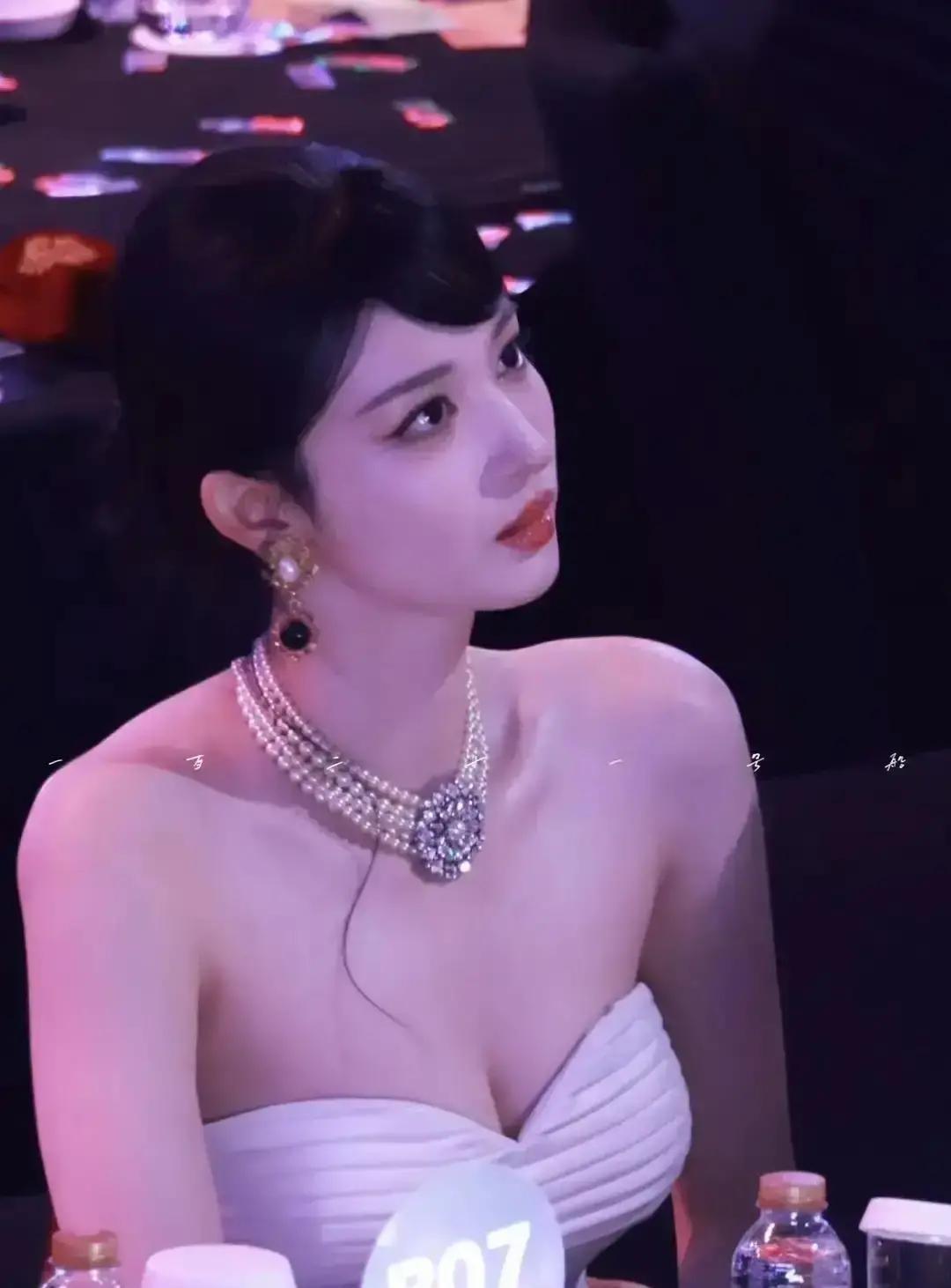 别信什么气场。那裙子，是被胶水“焊”在她身上的。你看到的每寸贴身曲线，背后