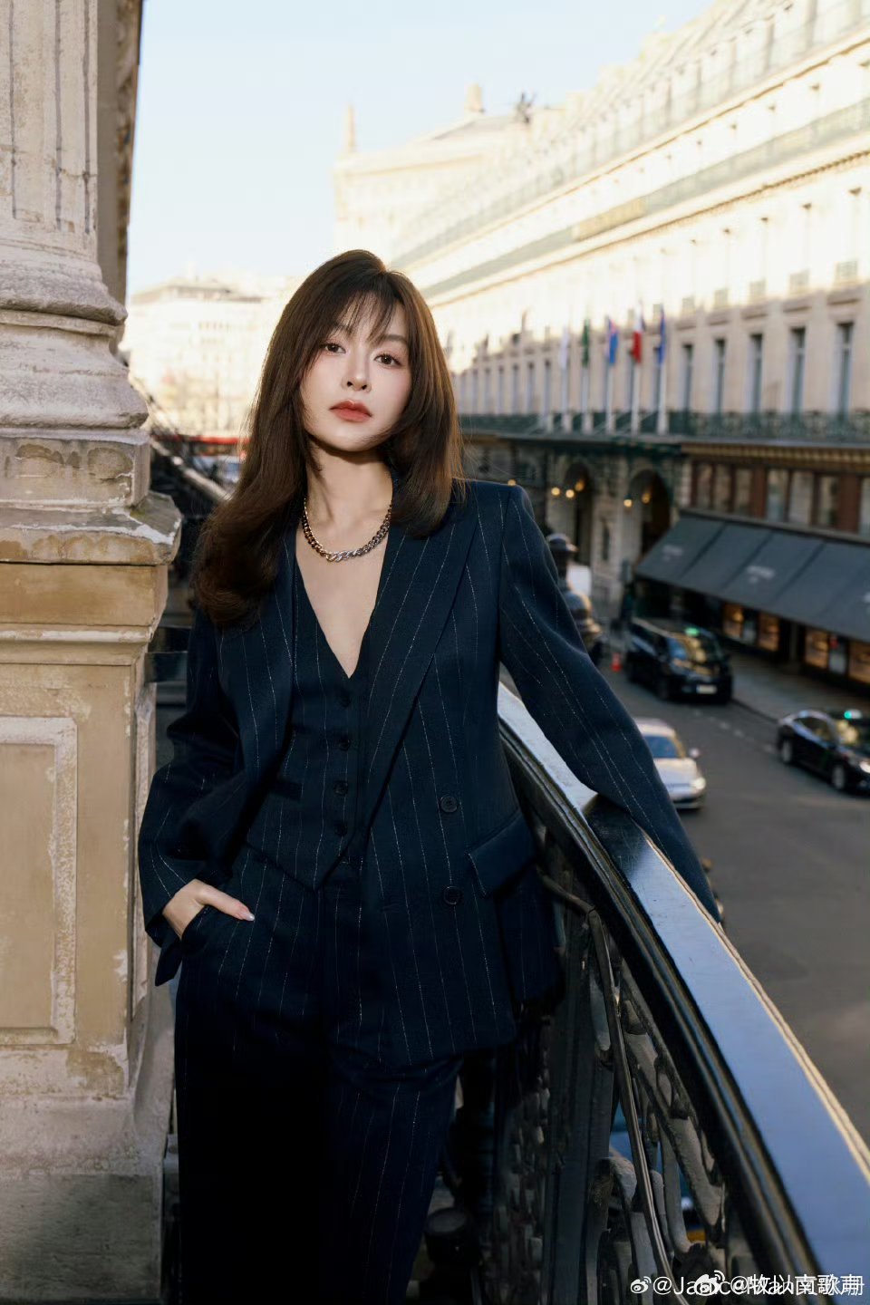 文咏珊出个国帅成啥了举手投足间散发着无限的魅力与光芒哦，文咏珊出国直接帅到封神