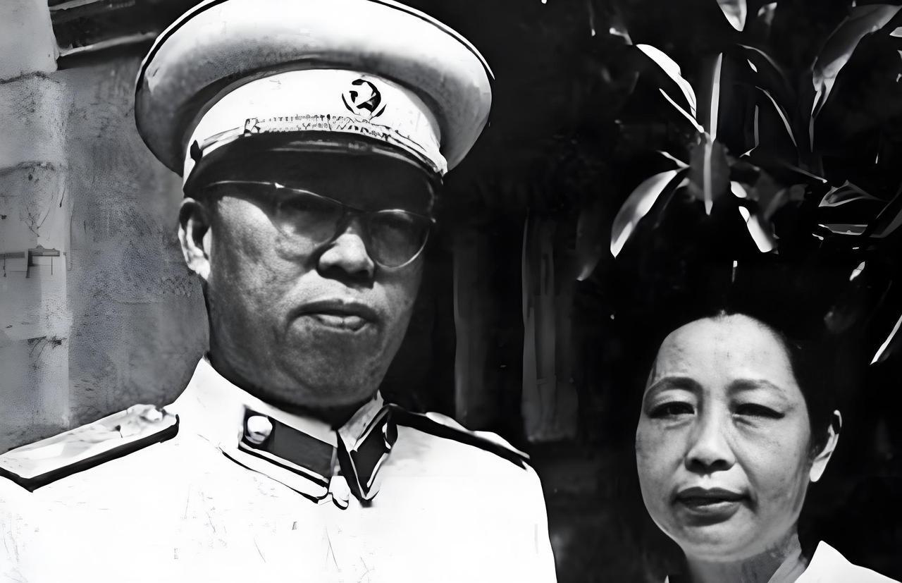 毛主席这句玩笑话，藏着看人用人的大智慧！1958年在成都，毛主席散步时碰到罗