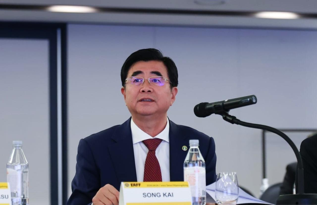 中国足协这回，总算干了件让球迷拍手称快的实事。今年上半年，足协砸在基层教