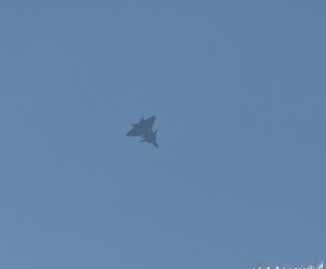 今天看着球，不一样的大飞机又来了。​​​