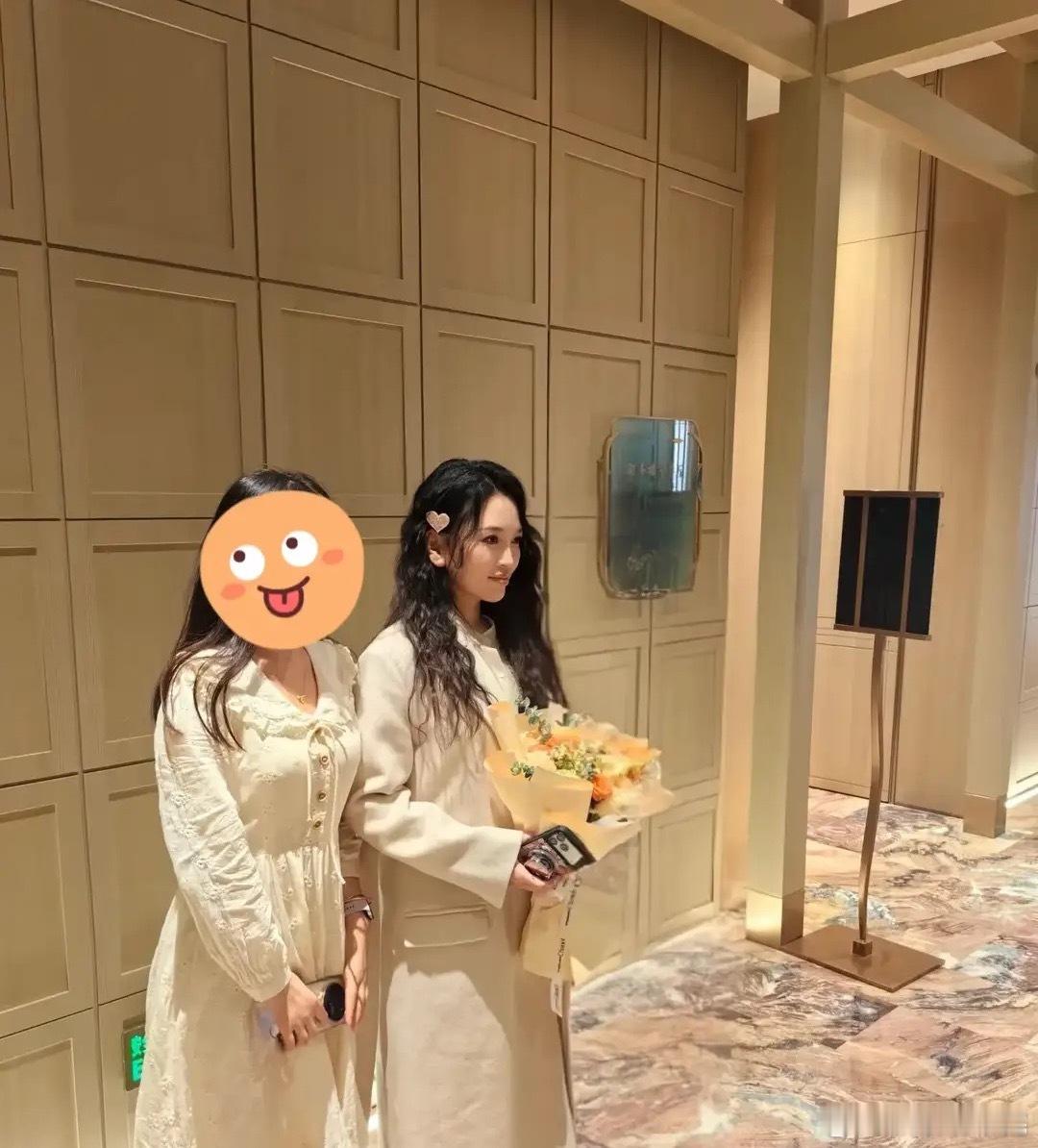 网友晒金莎偶遇照，金莎一头卷发看着像二三十岁，本人很瘦没怀孕！