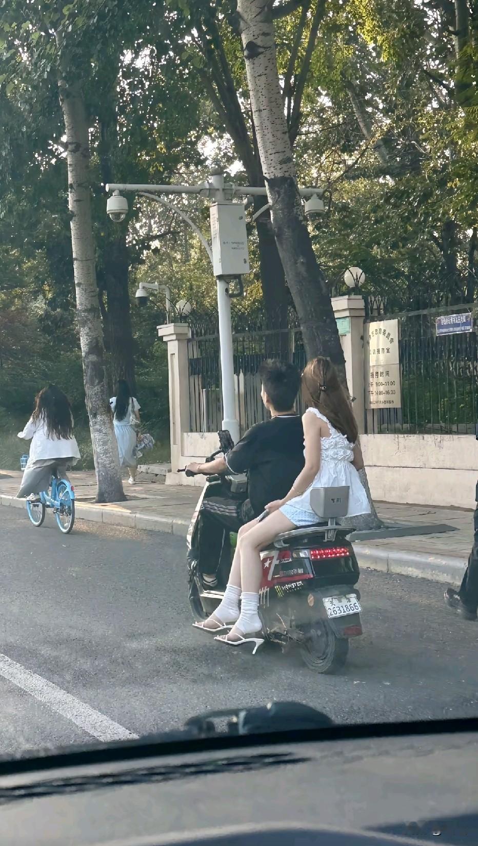 我大二的时候就谈了个这样的，后来分了