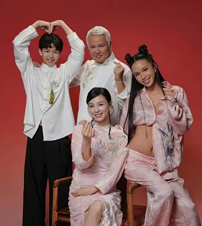 张庭闺女好久没露全家福咯，镜头里她那15岁的林希曈造型老吸睛，瞬间成画面中心，网