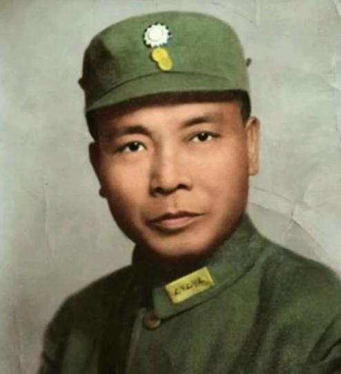 1938年，128师俘获数名日军。士兵们摩拳擦掌围着战俘，刺刀在阳光下闪着寒