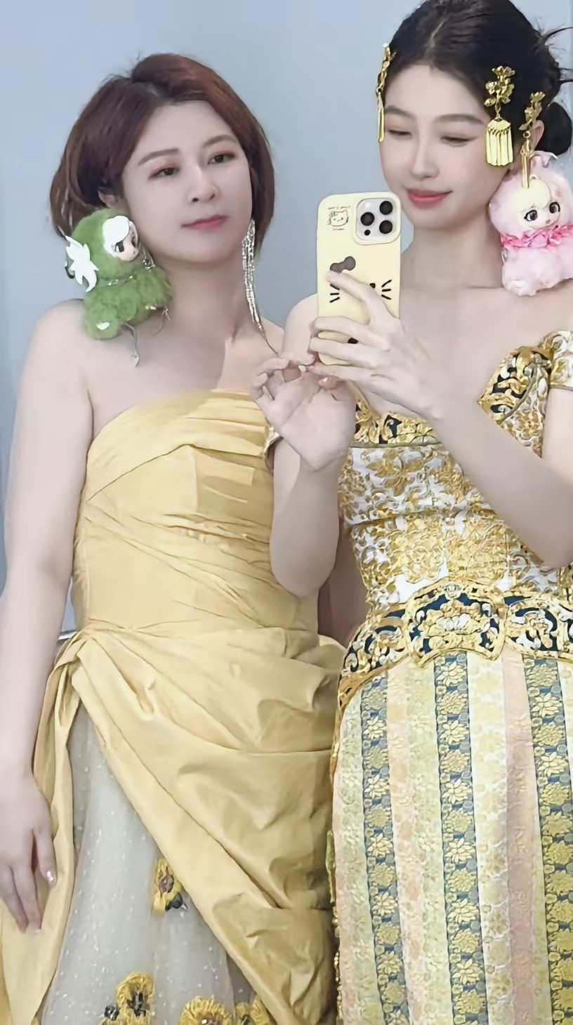 以为虞书欣和哪个美女合影呢，没想到居然是杜华，这美颜把大妈都美成女明星了。