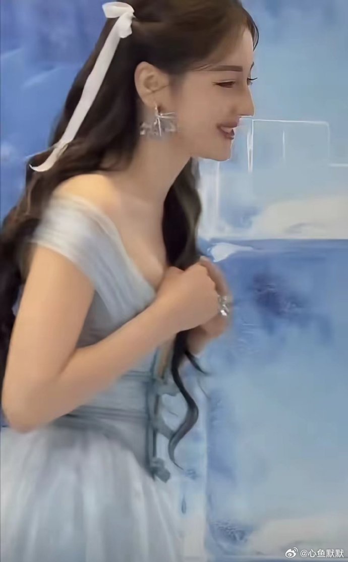 迪丽热巴哪里都好就有一点还真是缺点，她真的很放不开。