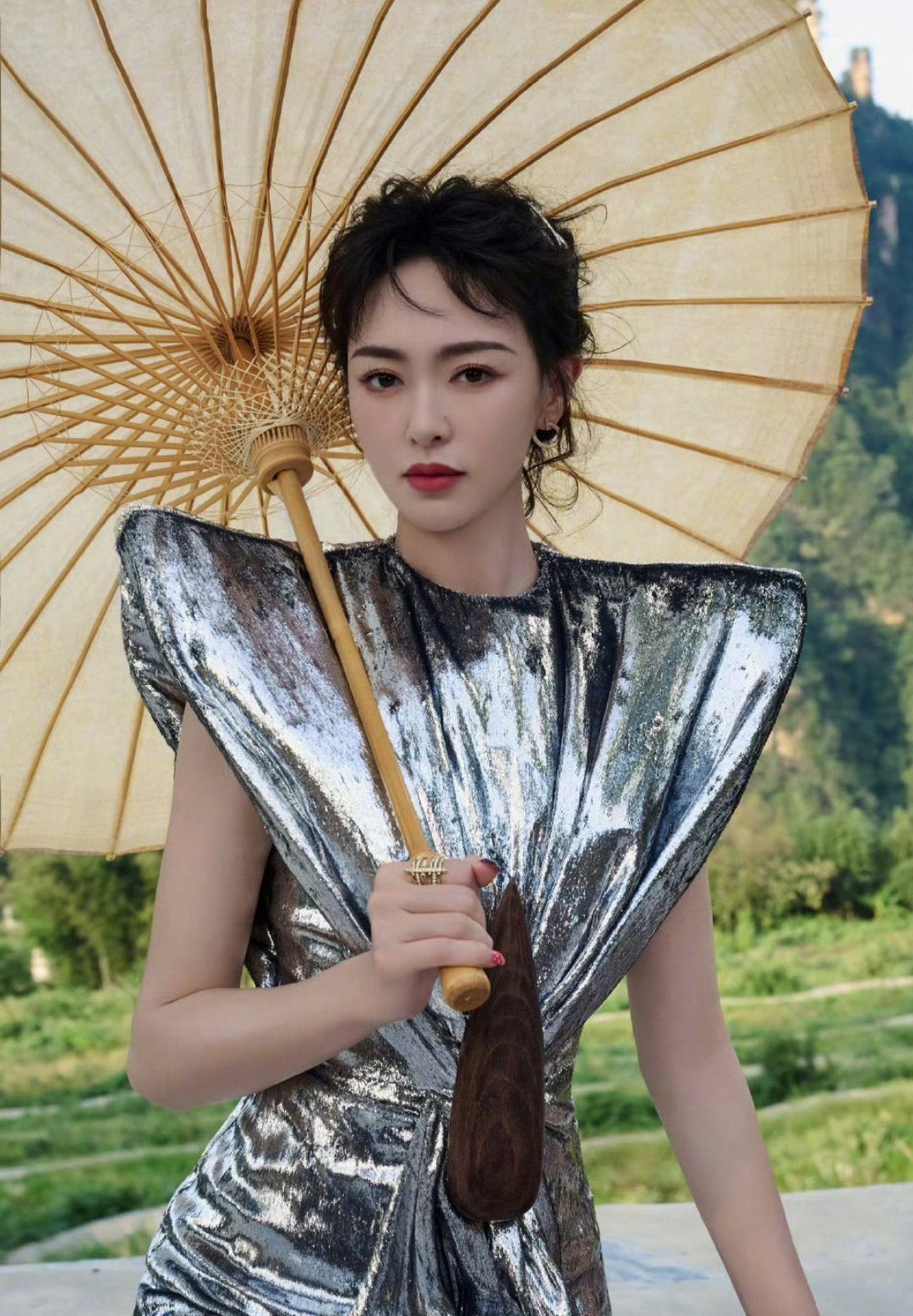 谁给唐嫣做的妆发啊，这头卷发老气又难看。​​​