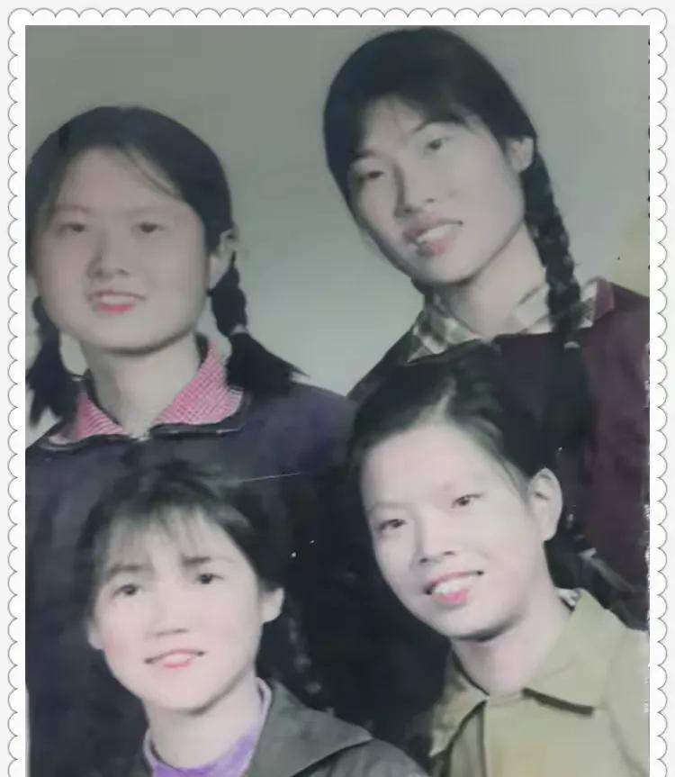【老照片】一代人的青春岁月。这四个姑娘是当年下乡插队在北大荒——爱辉县小三家子的