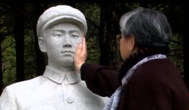 说起毛泽东，正打坐，突然问：“思齐，要是岸英还活着，他这会正在干啥？”“爸爸，我犯个大错，我和岸英如