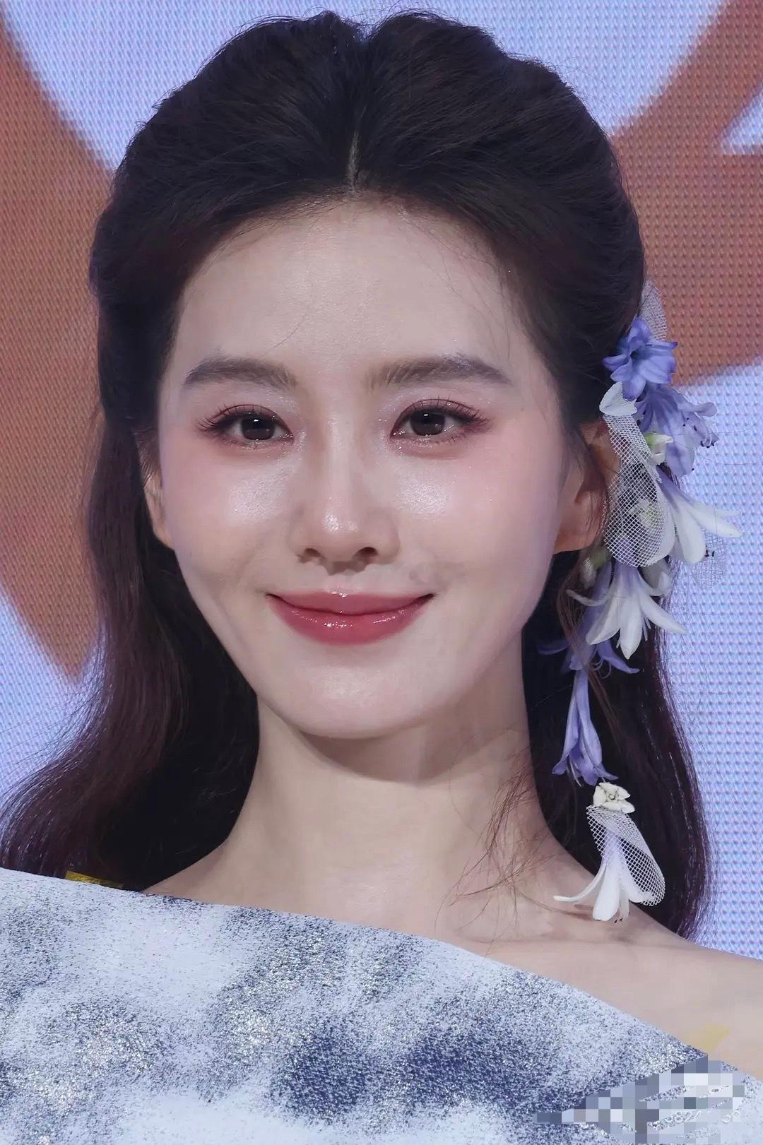 刘诗诗活动这个生图皮肤都好清晰……底子真的不错
